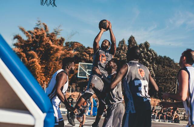 Pourquoi le basketball est-il un excellent sport pour rester en forme ?