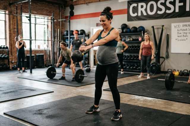 CrossFit et grossesse : conseils et précautions pour s&rsquo;entraîner en toute sécurité
