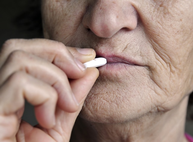 Seniors et médicaments : stratégies efficaces pour éviter les effets indésirables