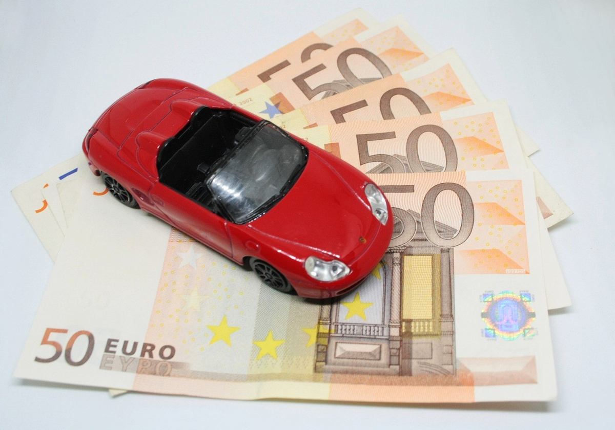 Voiture jouet sur des billets de 50 euros Voiture jouet sur des billets de 50 euros