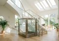 Monte-escalier moderne sur un escalier tournant, maison lumineuse