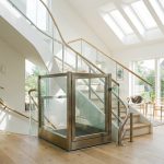 Monte-escalier moderne sur un escalier tournant, maison lumineuse