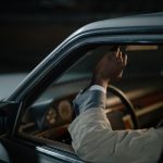 Un homme ajuste le rétroviseur depuis le siège du conducteur