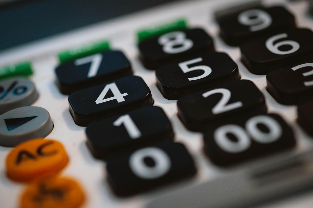 Gros plan sur les touches numérotées d'une calculatrice noire avec boutons colorés latéraux Gros plan sur les touches numérotées d'une calculatrice noire avec boutons colorés latéraux