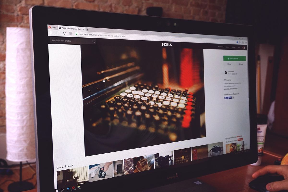 Un moniteur d'ordinateur sur un bureau montre une page web