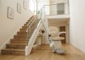 Monte-escalier installé le long d'un escalier de maison, rampe moderne, intérieur clair