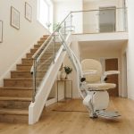 Monte-escalier installé le long d'un escalier de maison, rampe moderne, intérieur clair