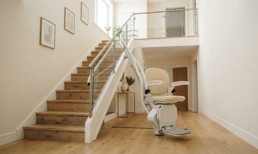 Installer un monte-escalier : préserver son autonomie à domicile
